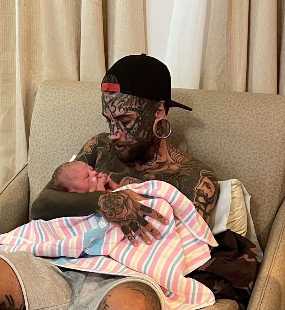 Dad removes full body tattoos for sake of his young daughter2